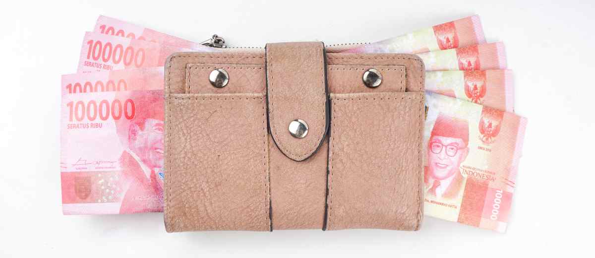 hadiah natal untuk teman terdekat yaitu dompet